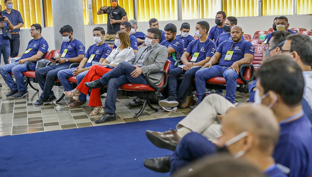 Alunos da Escola de Eletricistas
