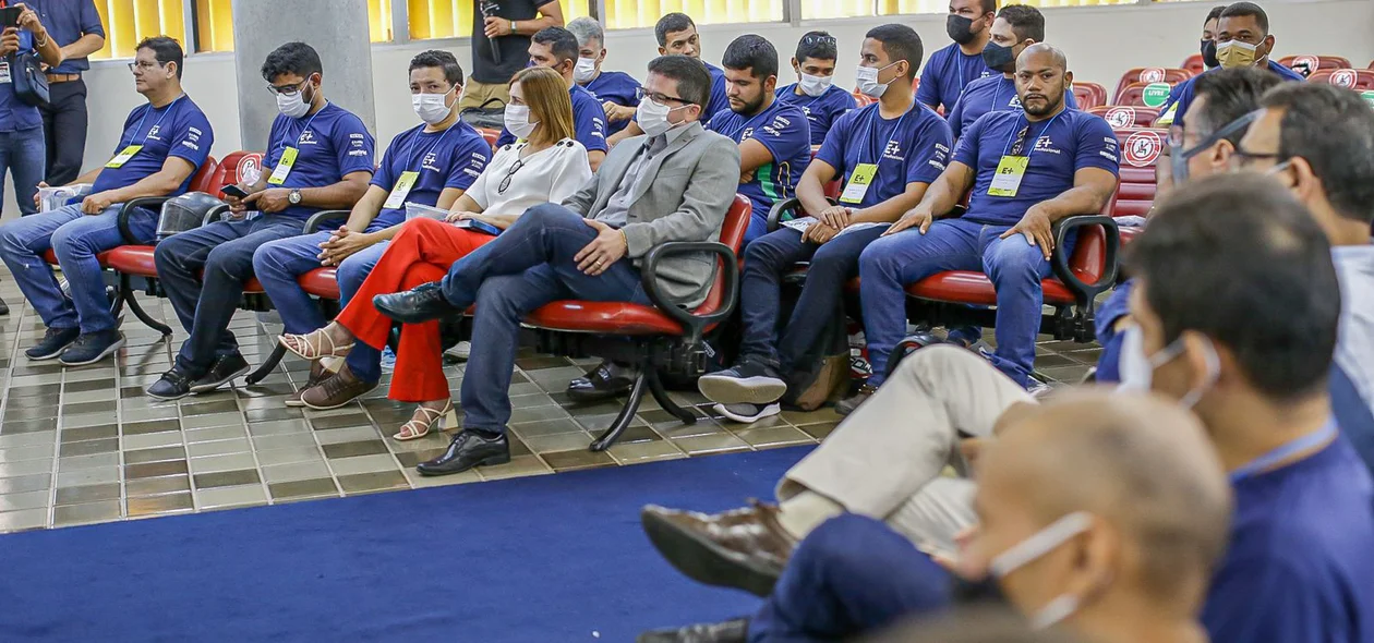 Alunos da Escola de Eletricistas