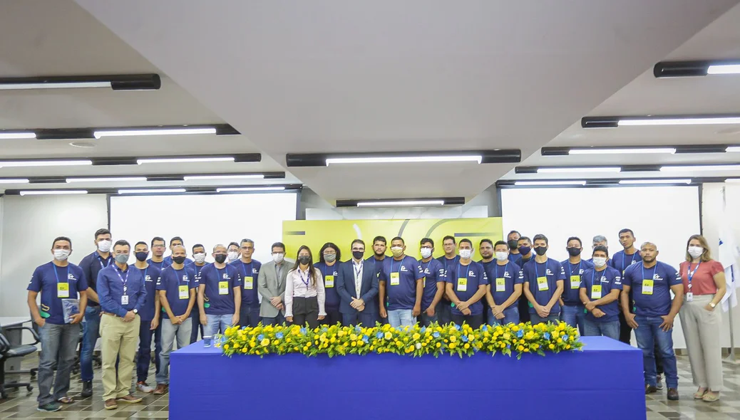 Alunos, professores e representantes da Escola de Eletricistas