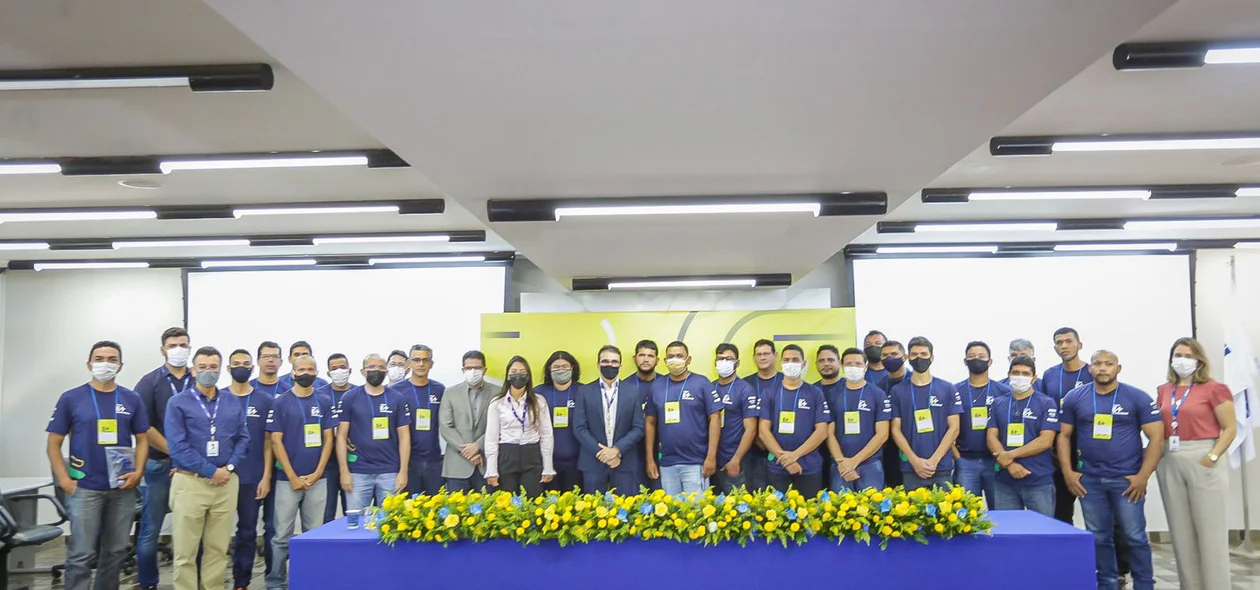 Alunos, professores e representantes da Escola de Eletricistas