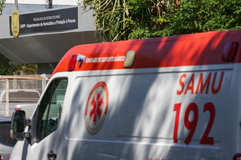 Ambulância do SAMU na frente do DHPP