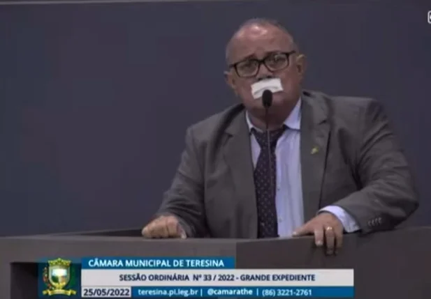 Antônio José Lira coloca esparadrapo na boca durante sessão na Câmara