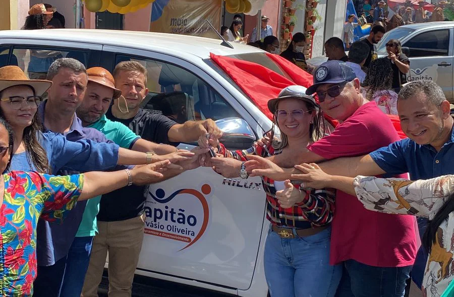 Ao lado da prefeita Gabriela, João Mádison entrega veículos em Capitão Gervásio Oliveira