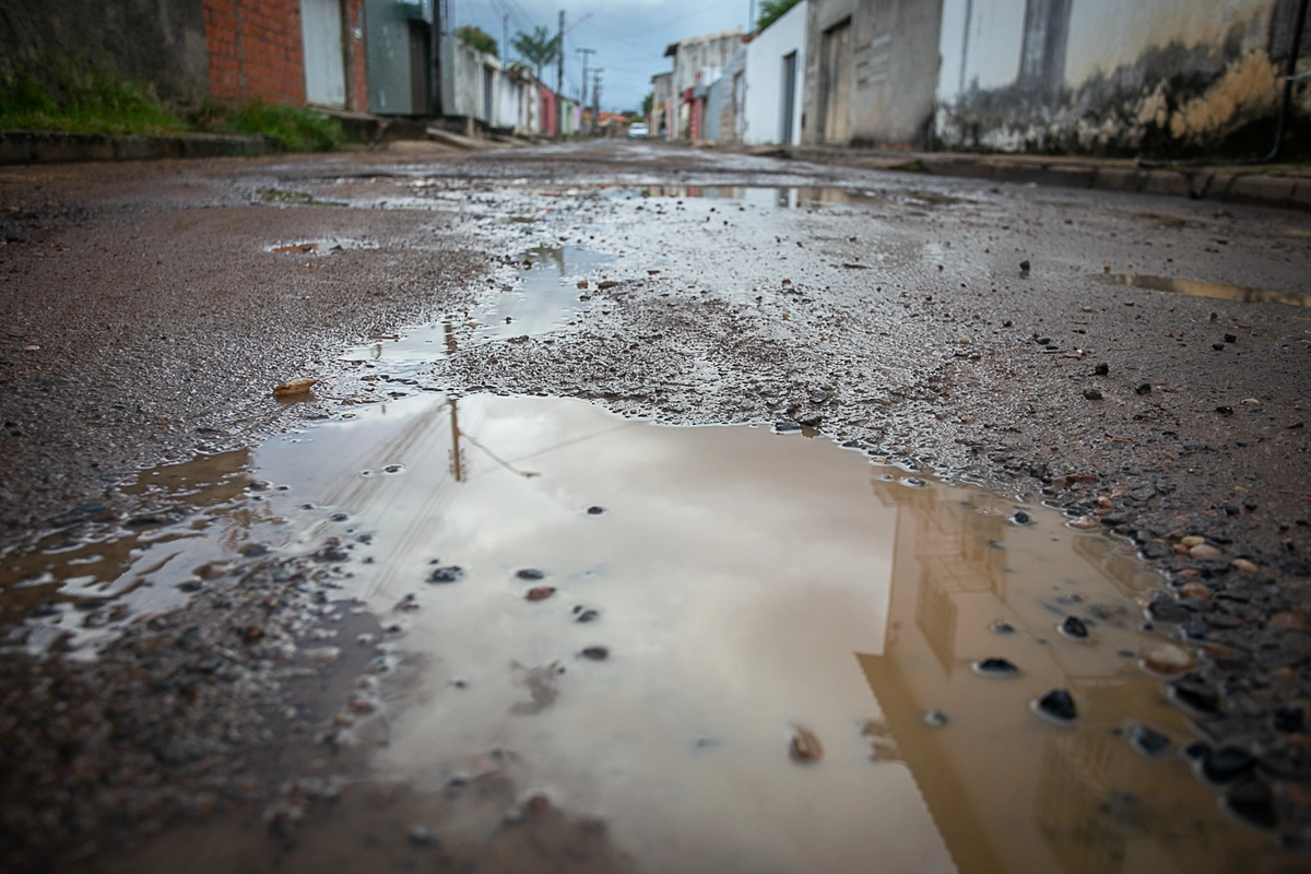 após chuva a rua fica alagada