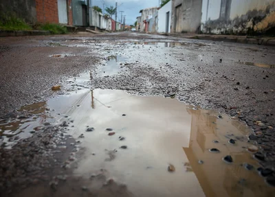 após chuva a rua fica alagada