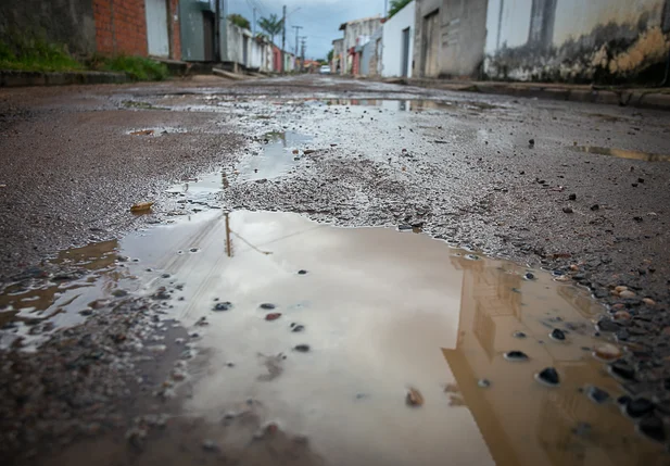após chuva a rua fica alagada