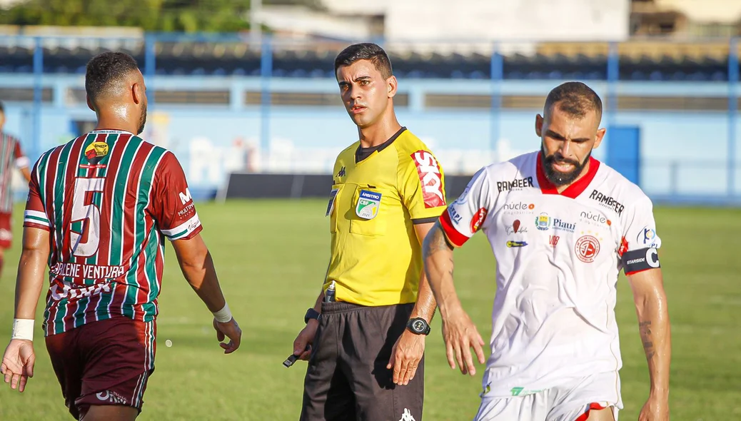 Árbitro conversando com os jogadores