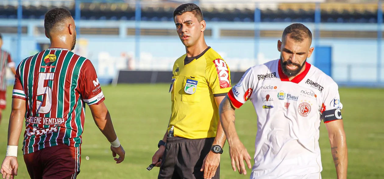 Árbitro conversando com os jogadores