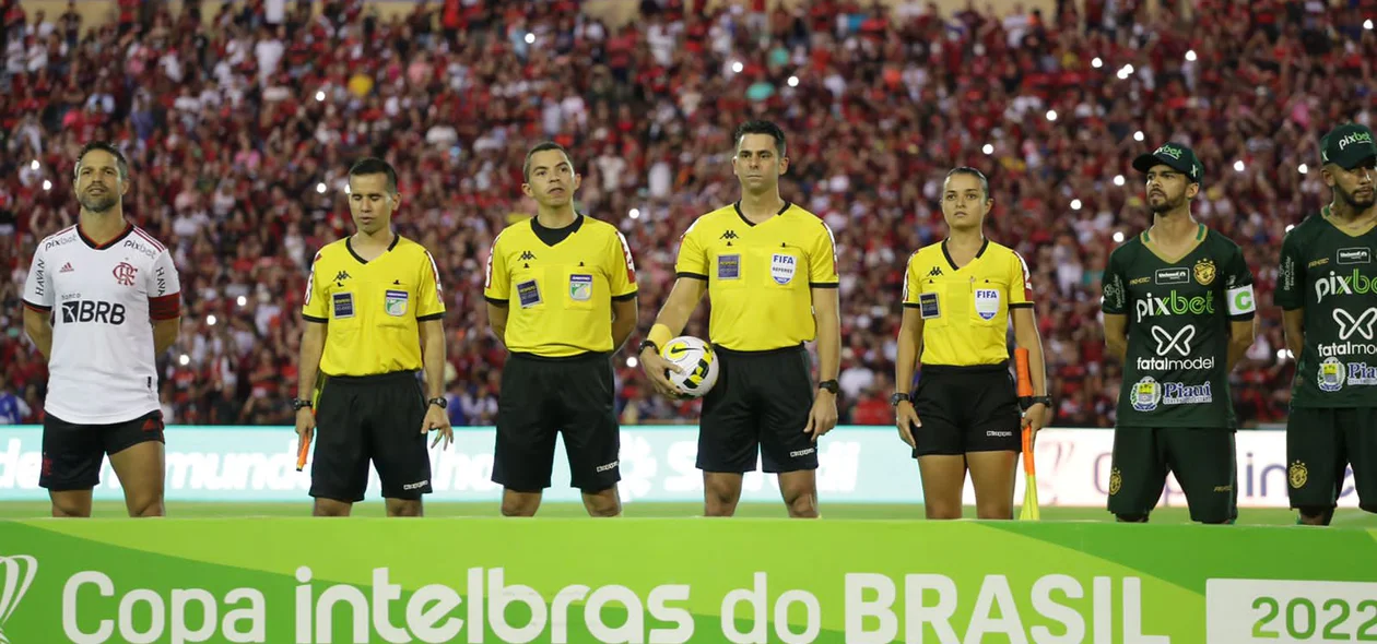 Árbitros que atuaram na partida