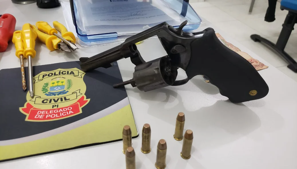 Arma encontrada com o acusado