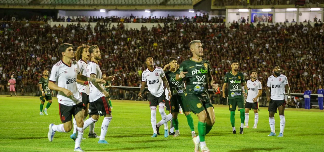 Atletas atentos ao lance