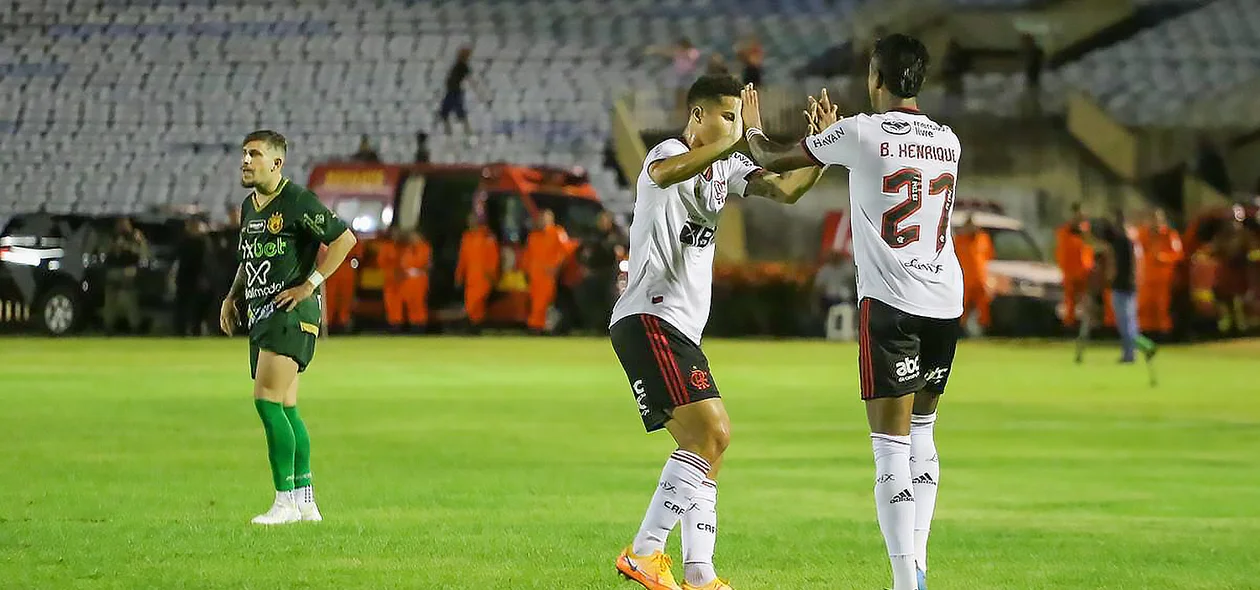 Atletas comemoram gol