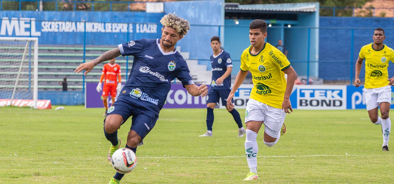 Atletas disputando a bola