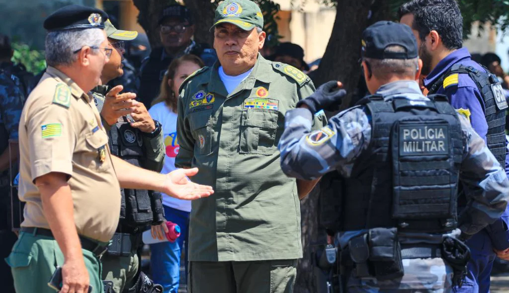 Autoridades policiais para tentar uma negociação com os ocupantes