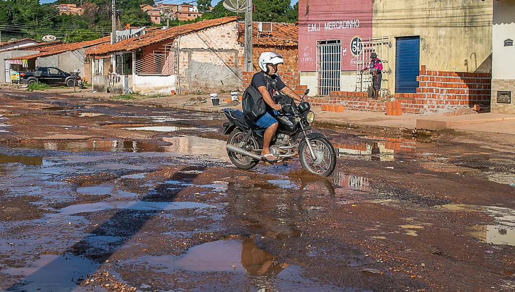 Avenida Brasil está com vários buracos, dificultando  a circulação de veículos e pedestres