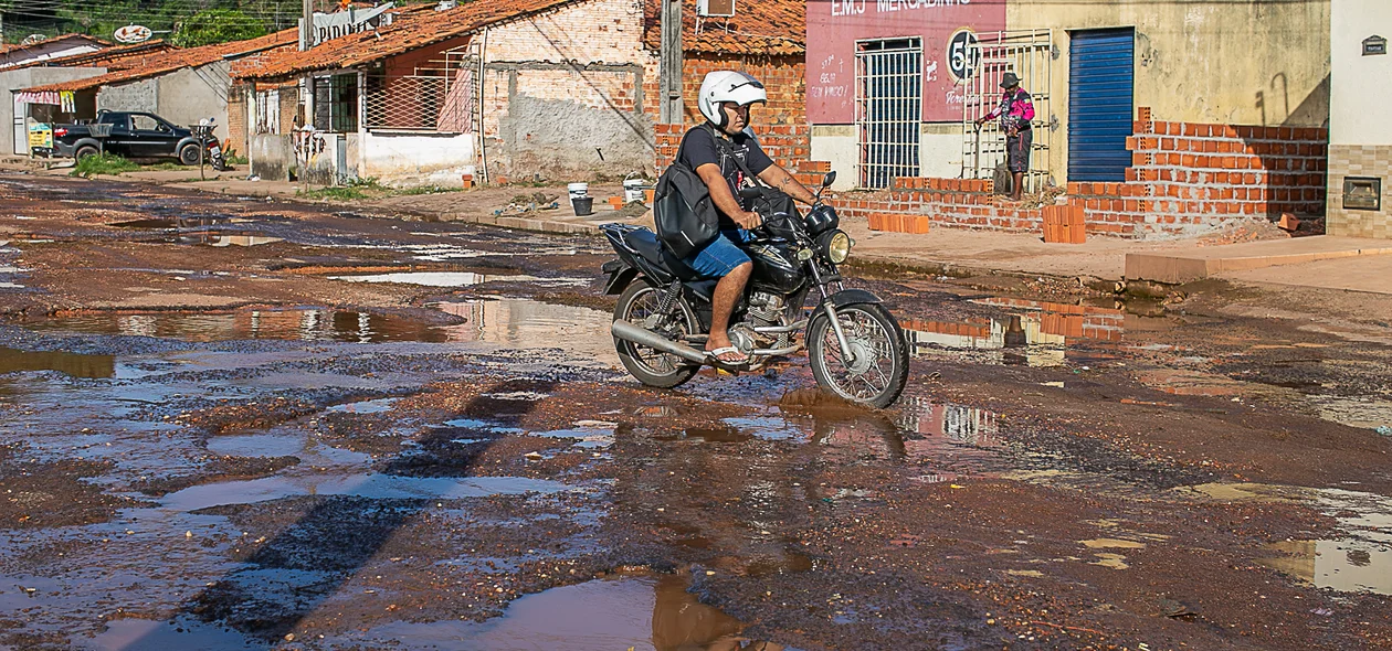 Avenida Brasil está com vários buracos, dificultando  a circulação de veículos e pedestres