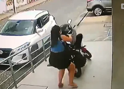 Bandido atrapalhado é derrubado pela vítima em frente a COT