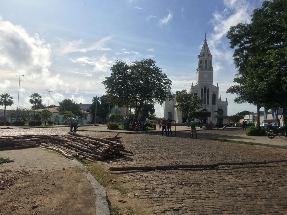 Barracas sendo montadas na Praça Bona Primo