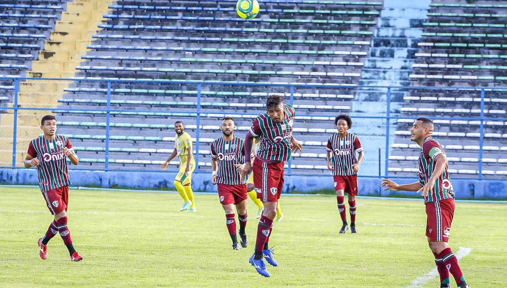 Bola disputada no alto no Lindolfo Monteiro