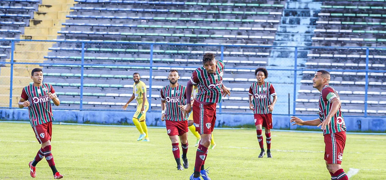 Bola disputada no alto no Lindolfo Monteiro
