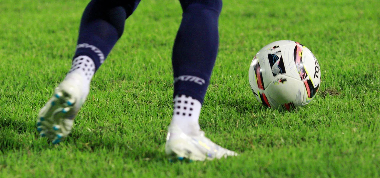 Bola rolando no Estádio Lindolfo Monteiro