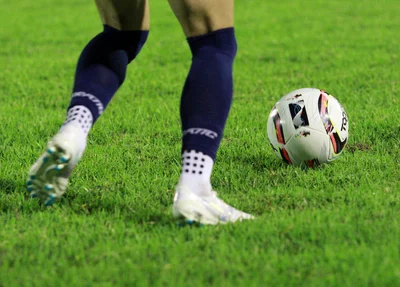Bola rolando no Estádio Lindolfo Monteiro