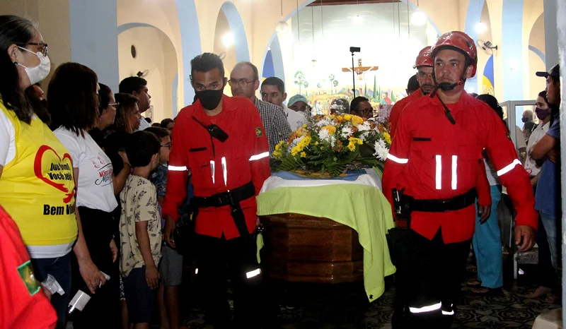 Bombeiros chegando com o corpo do prefeito Alvimar Martins