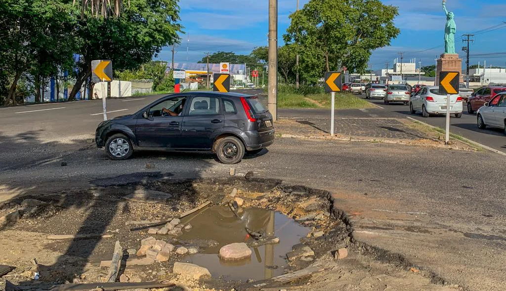 Buraco fica em um retorno na Avenida João XXIII