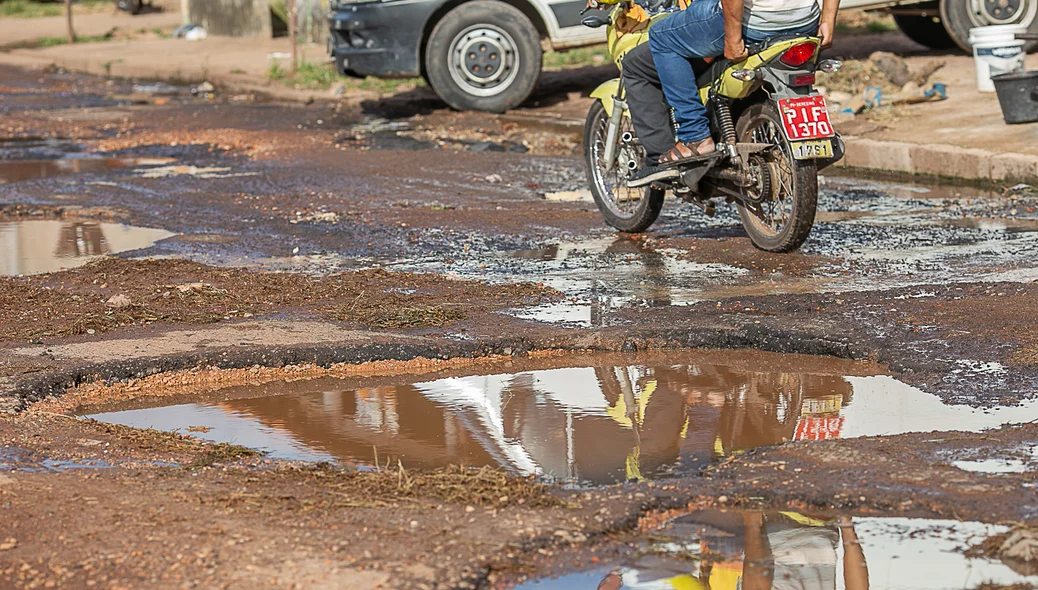 Buracos na Avenida deixa trânsito lento