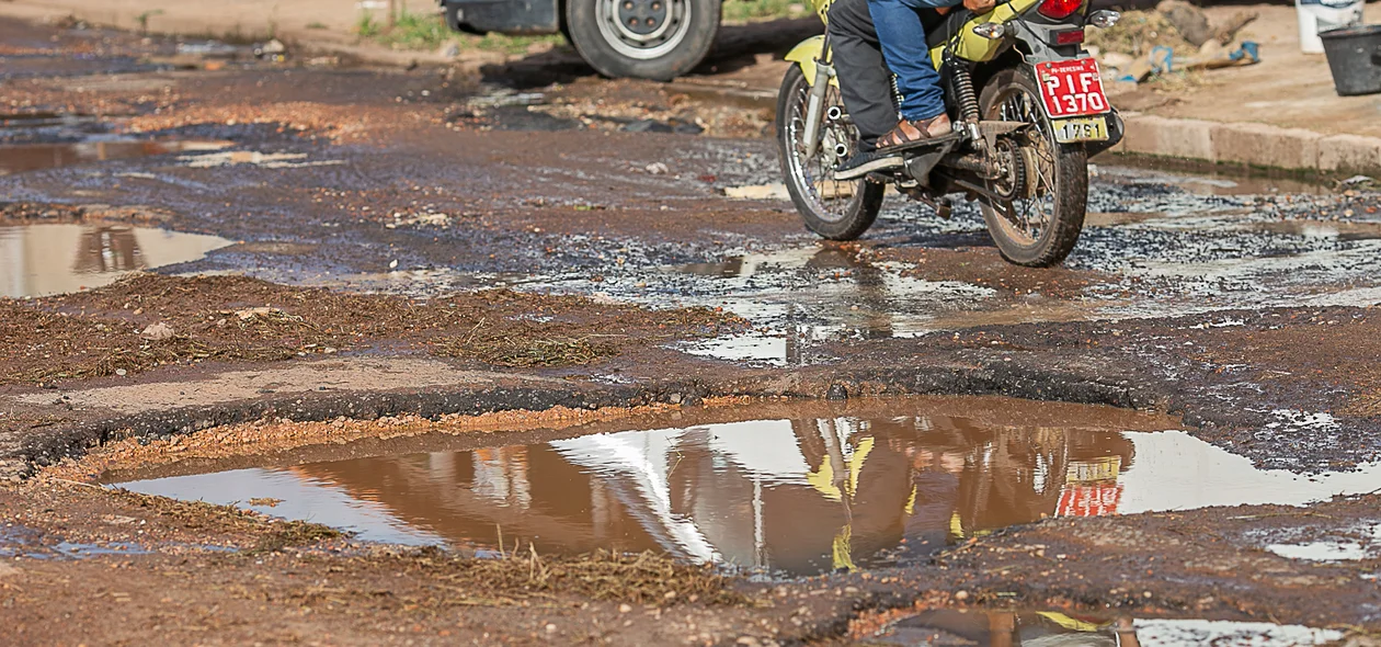 Buracos na Avenida deixa trânsito lento