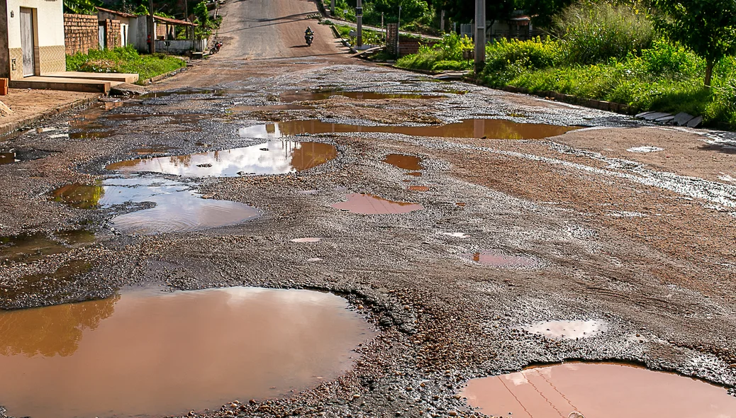 Buracos tomam conta da Avenida Brasil em Teresina