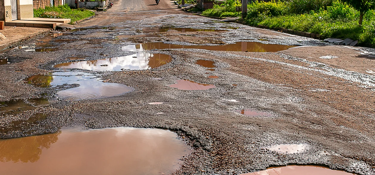 Buracos tomam conta da Avenida Brasil em Teresina