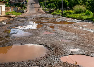 Buracos tomam conta da Avenida Brasil em Teresina