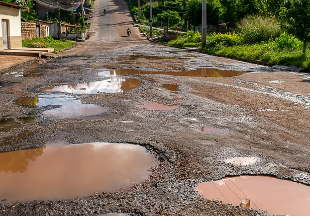 Buracos tomam conta da Avenida Brasil em Teresina
