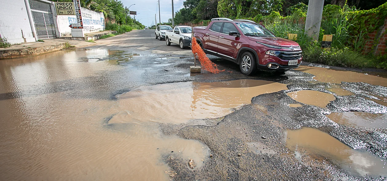 Buracos toman conta de rua