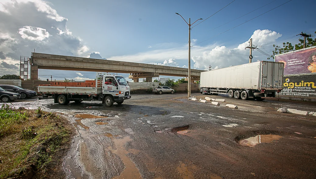 Burcos na BR 343 próximo viaduto