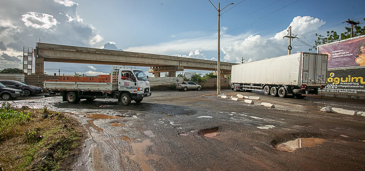Burcos na BR 343 próximo viaduto