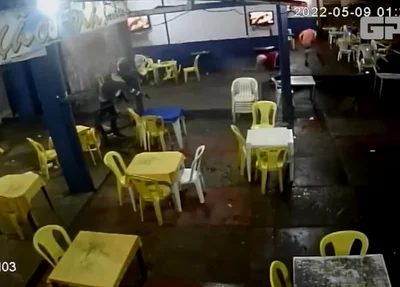 Câmera flagra jovem sendo executado com 15 tiros em bar no Mocambinho