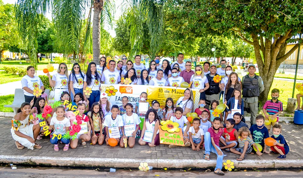 Caminhada terminou em frente à sede da prefeitura