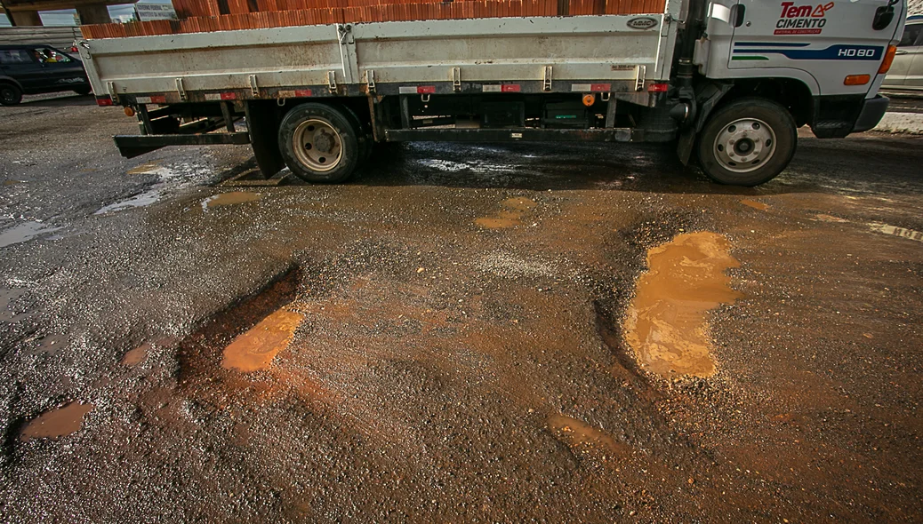 Caminhão tem que desviar dos buracos