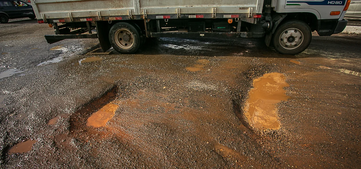 Caminhão tem que desviar dos buracos