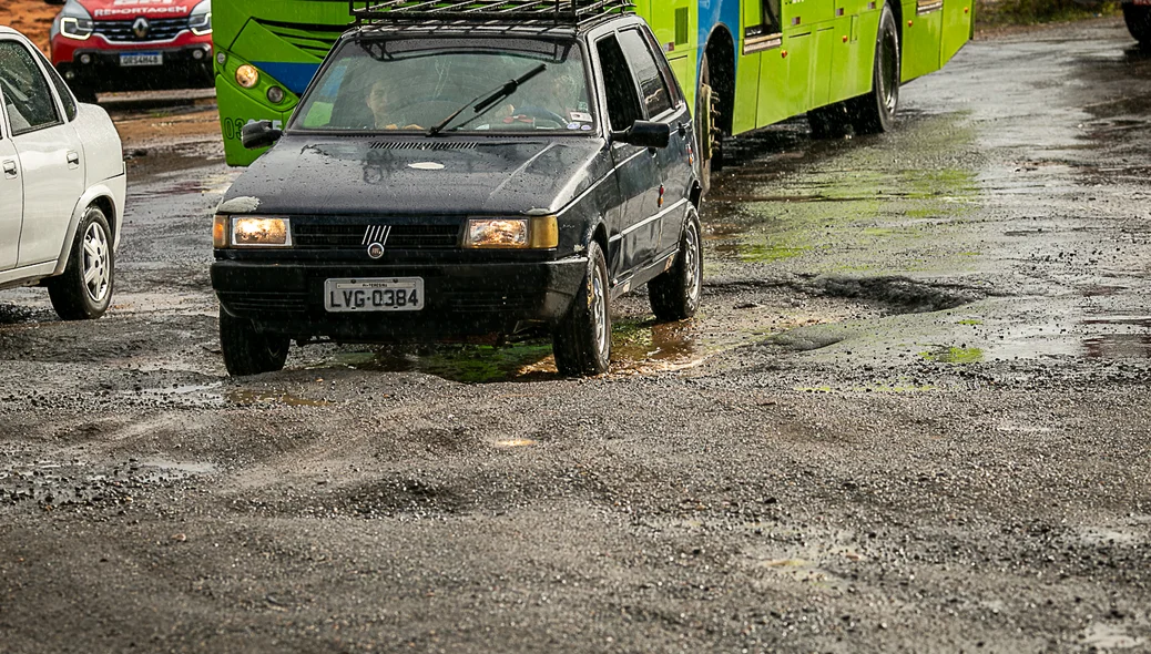 Carro cai em buraco