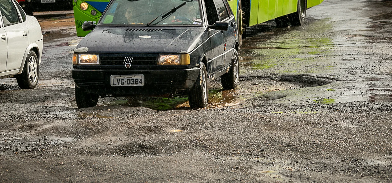 Carro cai em buraco