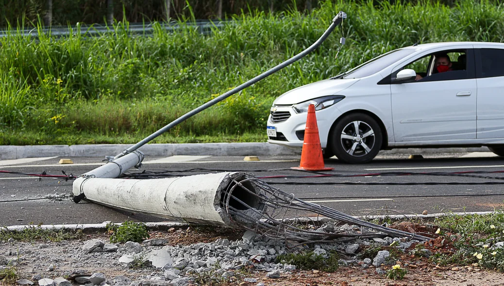 Carro colide com poste na zona Sudete de Teresina