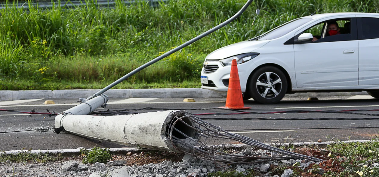 Carro colide com poste na zona Sudete de Teresina