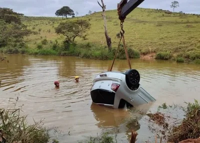 Carro de jovens sendo retirado de córrego em Minas Gerais