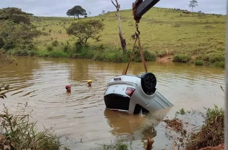 Carro de jovens sendo retirado de córrego em Minas Gerais