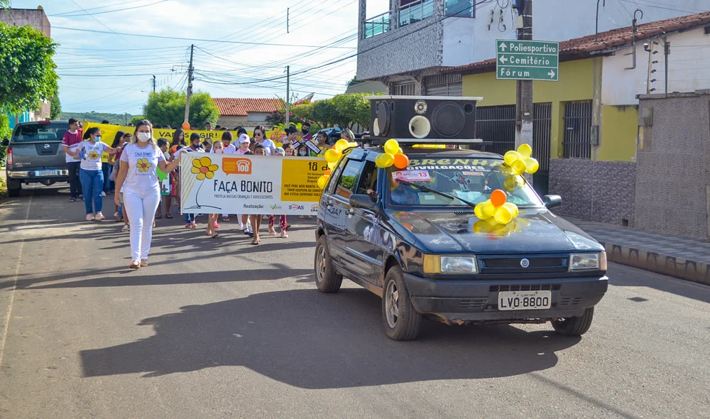 Carro de som durante caminhada
