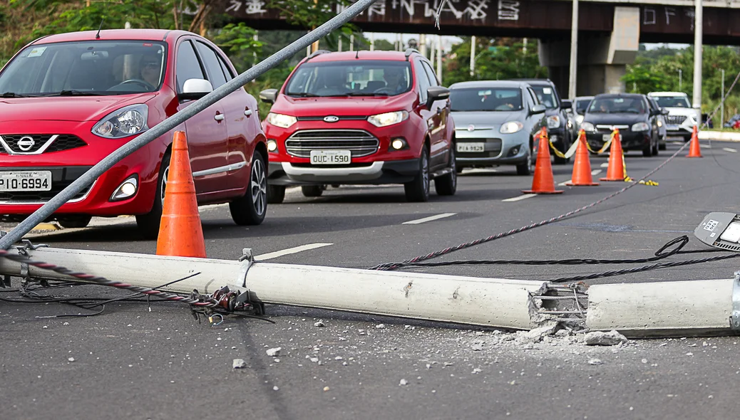 Carro derruba poste na Avenida Padre Humberto e trânsito fica complicado