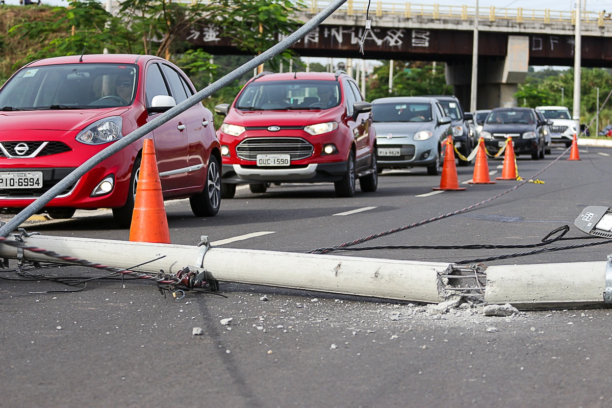 Carro derruba poste na Avenida Padre Humberto e trânsito fica complicado